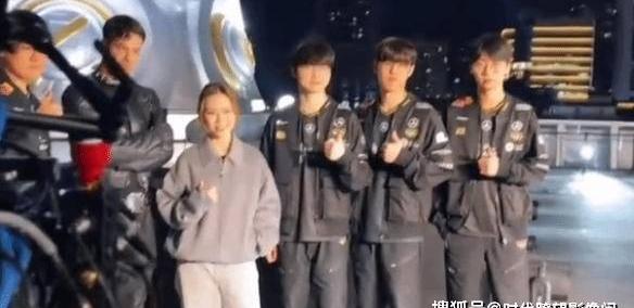 邓紫(zǐ)棋炸穿电竞圈！紧贴Faker站C位，唱(chàng)S15主(zhǔ)题曲：颠覆(fù)对LOL的认知