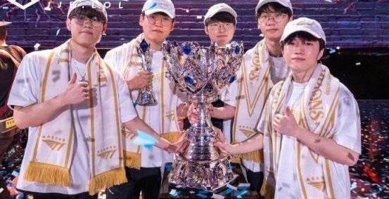 LOL-T1问鼎(dǐng)S15全球縂(zǒng)决赛冠军，Faker收(shōu)获个人第六冠