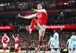 英超：阿森納(nà)2-0佈(bù)伦特福德5分(fēn)领跑 梅裡(lǐ)诺传射 薩(sà)卡补刀 赖斯(sī)伤退