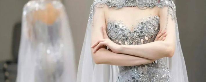 余霜 | 穿透视装，身材曲线婀(ē)娜，当主持信手拈来