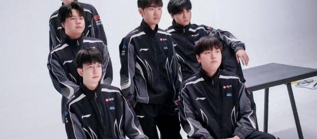 【一(yī)竞技(jì)1JingJi】LOL：LPL首支至臻(zhēn)全華(huá)班(bān)诞生 AL新教练打(dǎ)脸Tabe