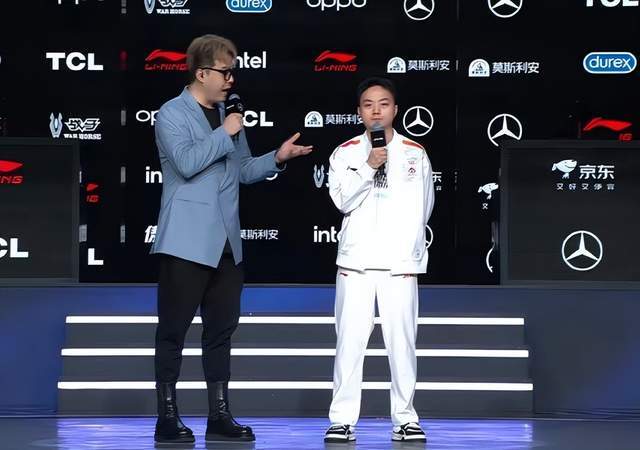 LOL世界亚军暗示(shì)退(tuì)役,赛后采訪(fǎng)粉丝炸(zhà)锅,刚赢比赛搞队友心態(tài)?