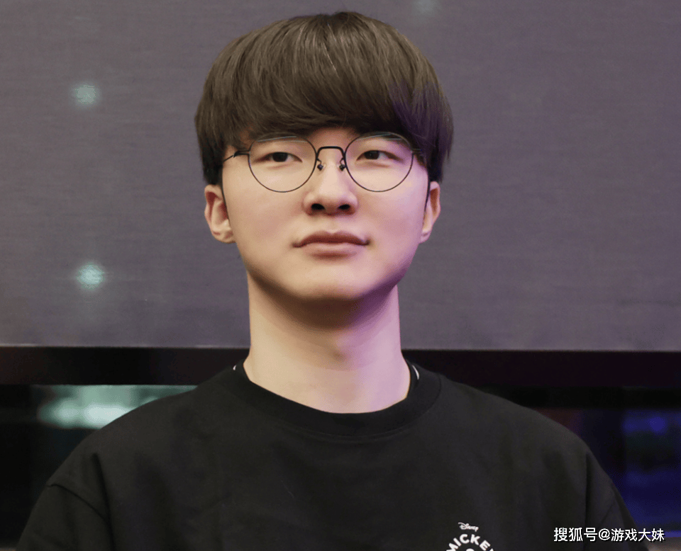 LOL比賽(sài)暂停长達(dá)3小(xiǎo)時(shí),選(xuǎn)手打开直播(bō)看比賽(sài),被官方禁賽(sài)处罚