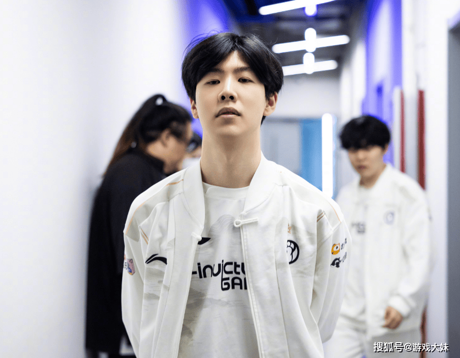 炫神因辱骂theshy，二(èr)路解说权限(xiàn)被收回，还被粉丝投诉到全(quán)国扫黑办