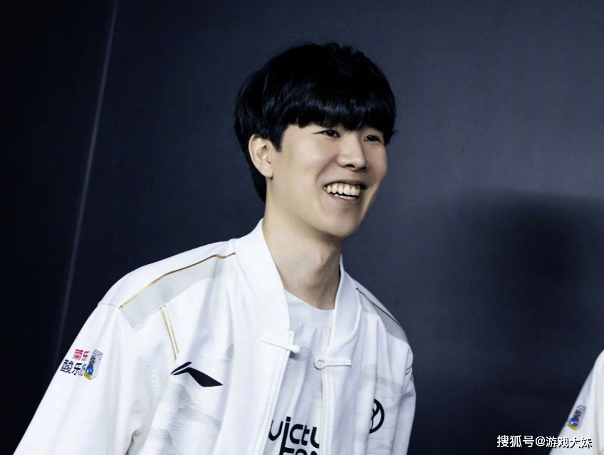 炫神因辱骂theshy，二(èr)路解说权限(xiàn)被收回，还被粉丝投诉到全(quán)国扫黑办