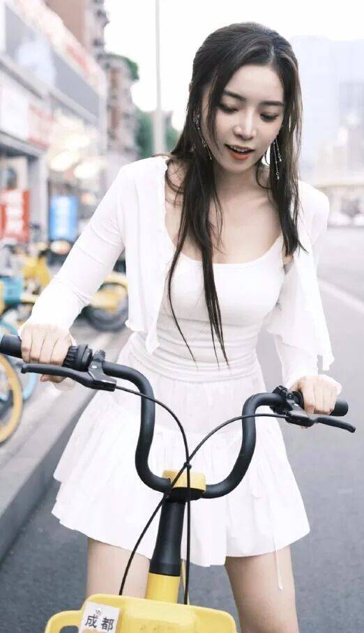 余霜(shuāng)：从LPL到央(yāng)视的(de)跨界破壁者