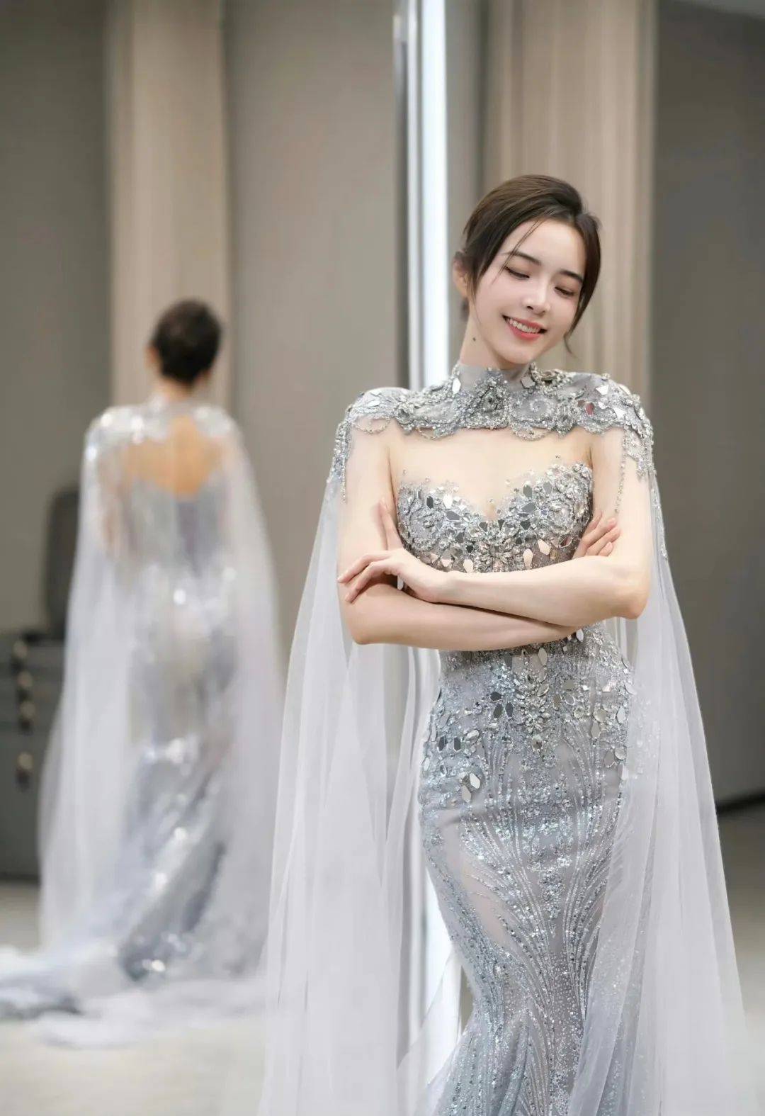 余霜 | 穿透视装，身材曲线婀(ē)娜，当主持信手拈来