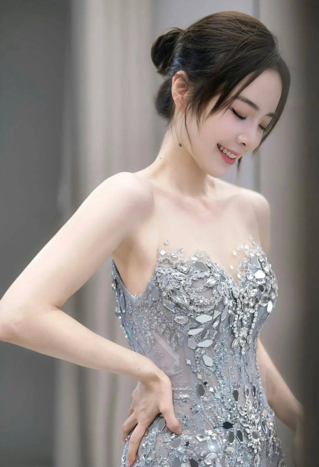 余霜 | 穿透视装，身材曲线婀(ē)娜，当主持信手拈来