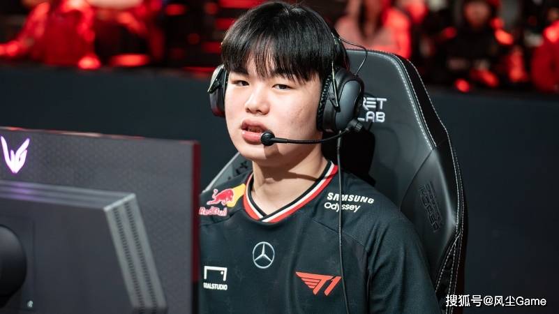 LOL历史最惨冠军AD诞生！临近世界赛被粉丝逼宮(gōng)：不(bù)换人不(bù)买周边