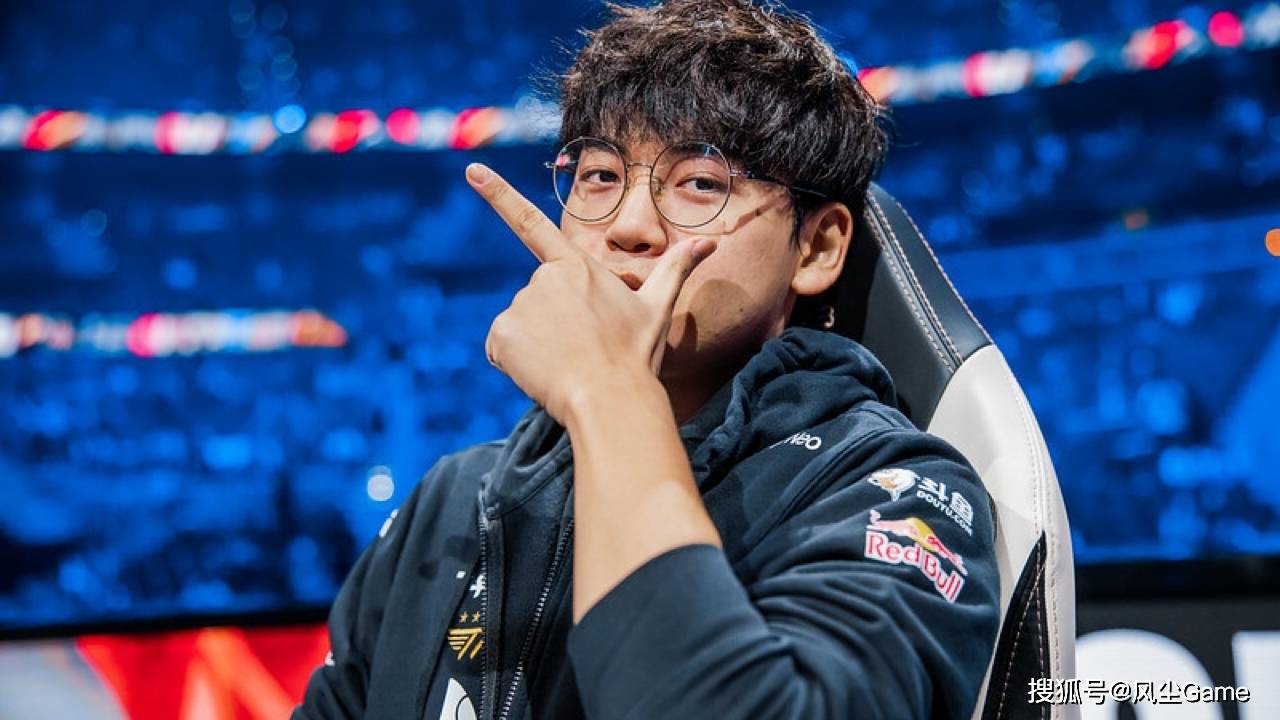 LOL历史最惨冠军AD诞生！临近世界赛被粉丝逼宮(gōng)：不(bù)换人不(bù)买周边