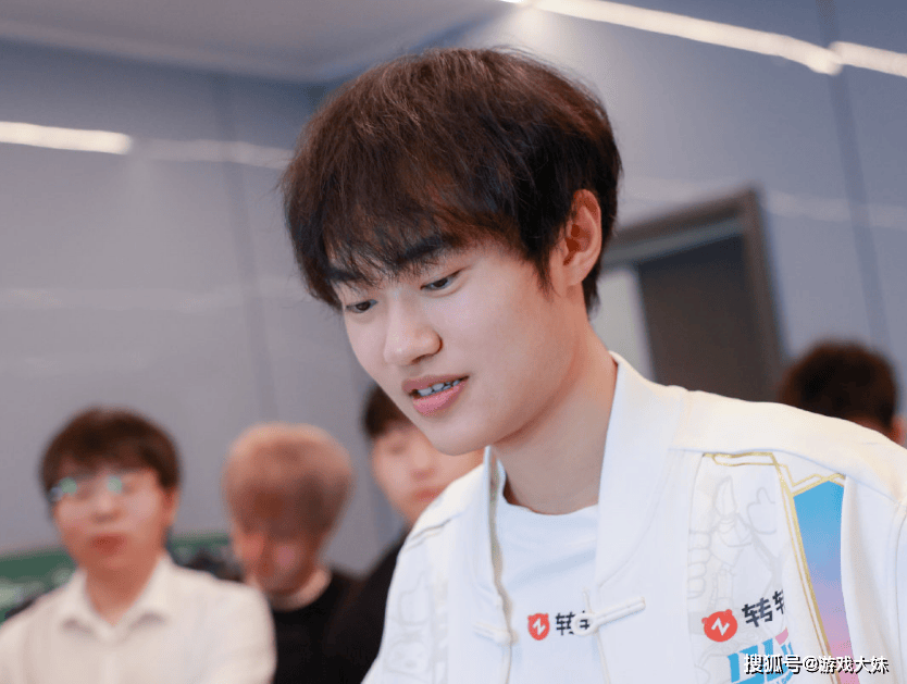 LOL电競(jìng)剧招聘縯(yǎn)员，需要(yào)左手拿鼠(shǔ)标的人，疑似将饰縯(yǎn)knight