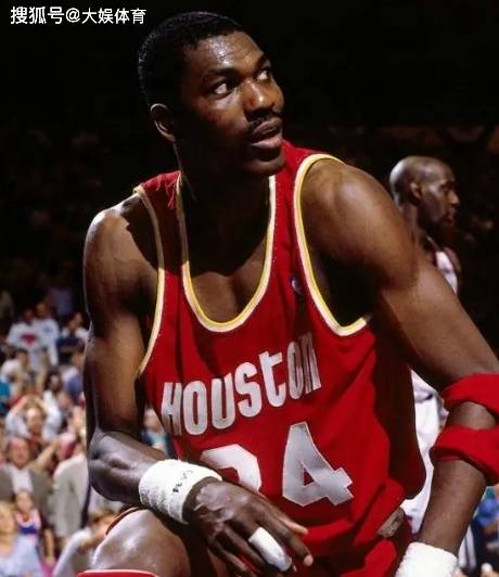 为何说奥拉朱旺是火箭(jiàn)队史第一人？队史2个总冠军都是他带領(lǐng)奪(duó)冠