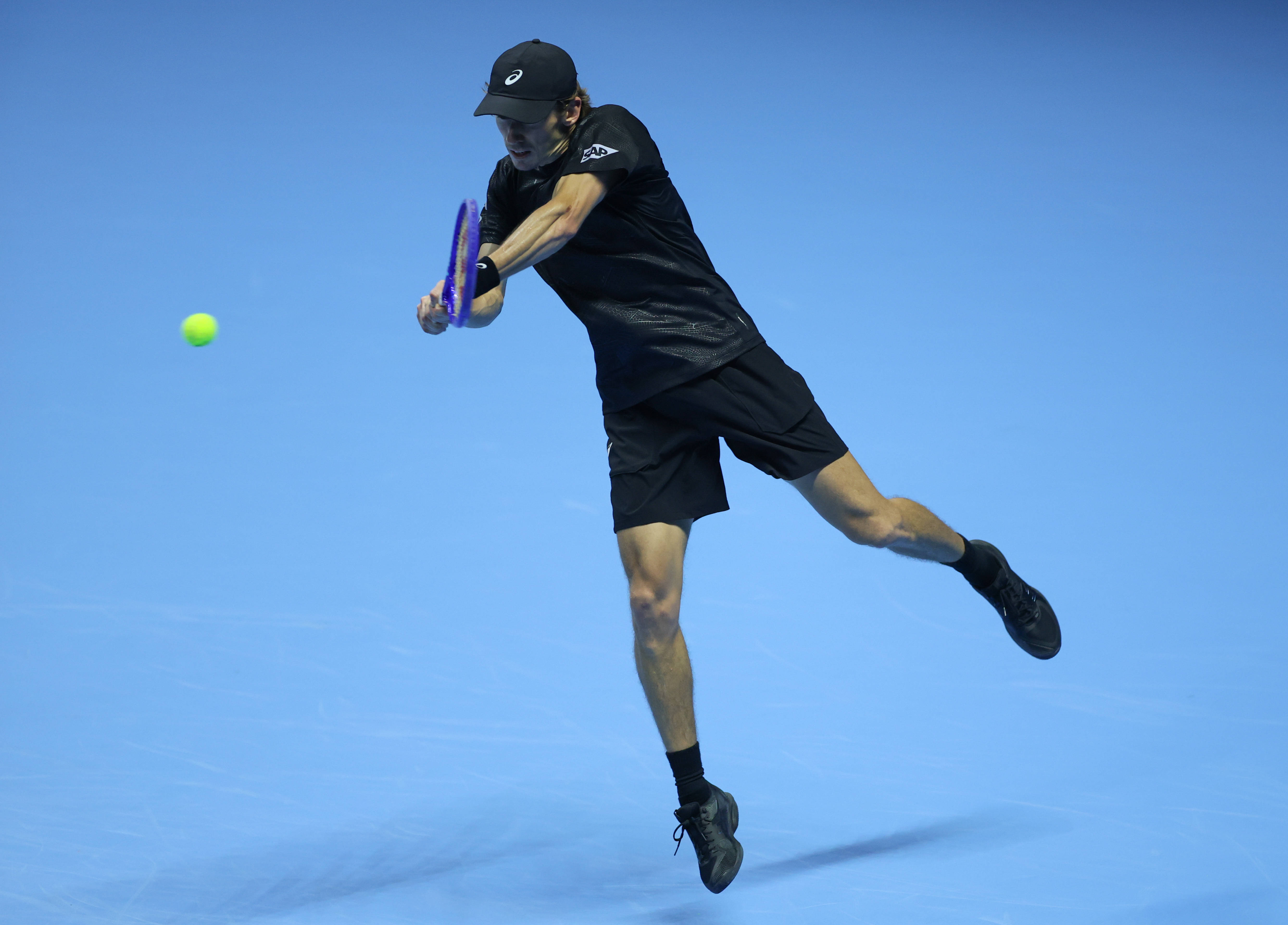 (体育)网球——ATP年終(zhōng)总决赛半决赛:辛纳胜德米纳尔