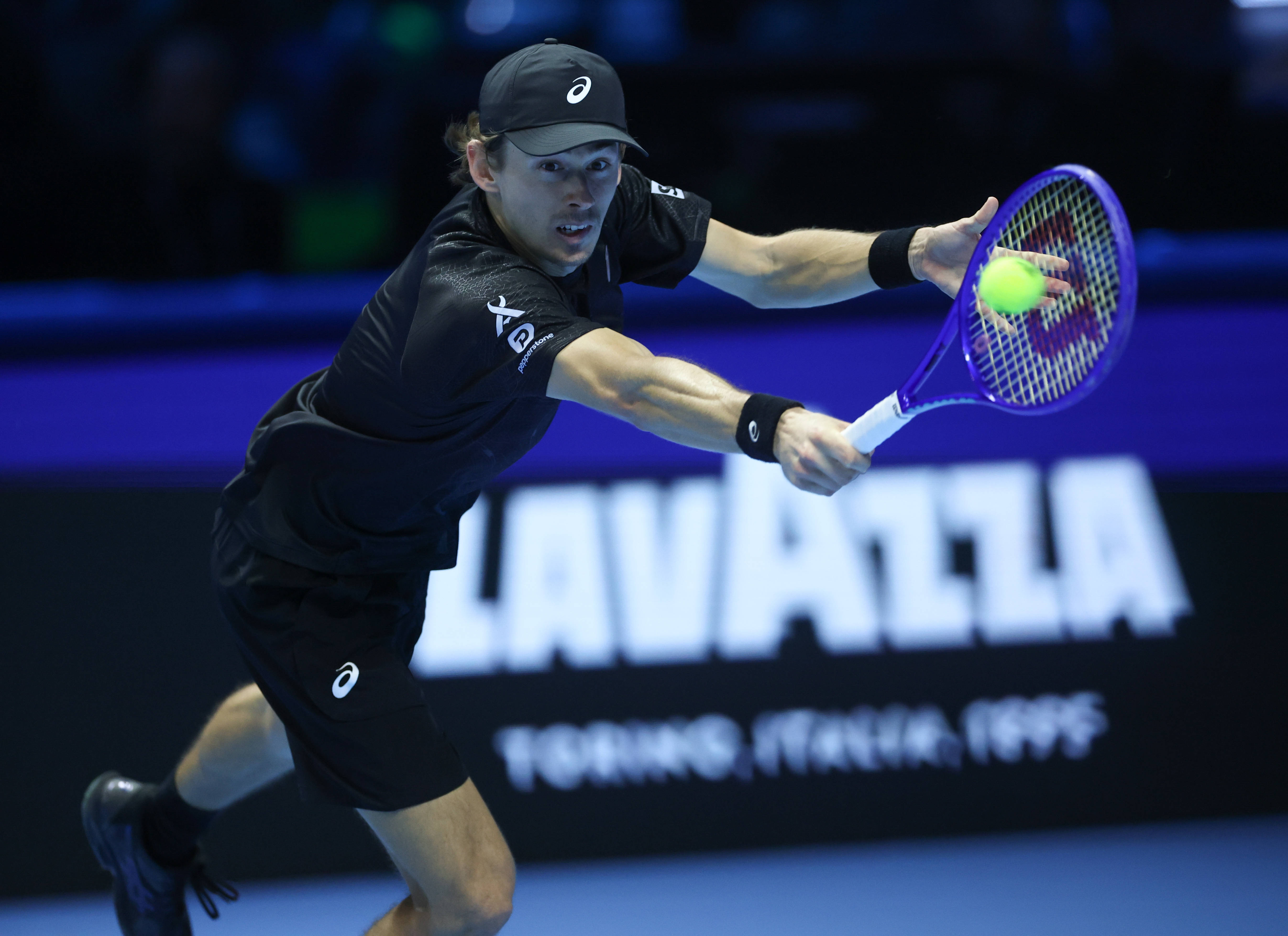 (体育)网球——ATP年終(zhōng)总决赛半决赛:辛纳胜德米纳尔