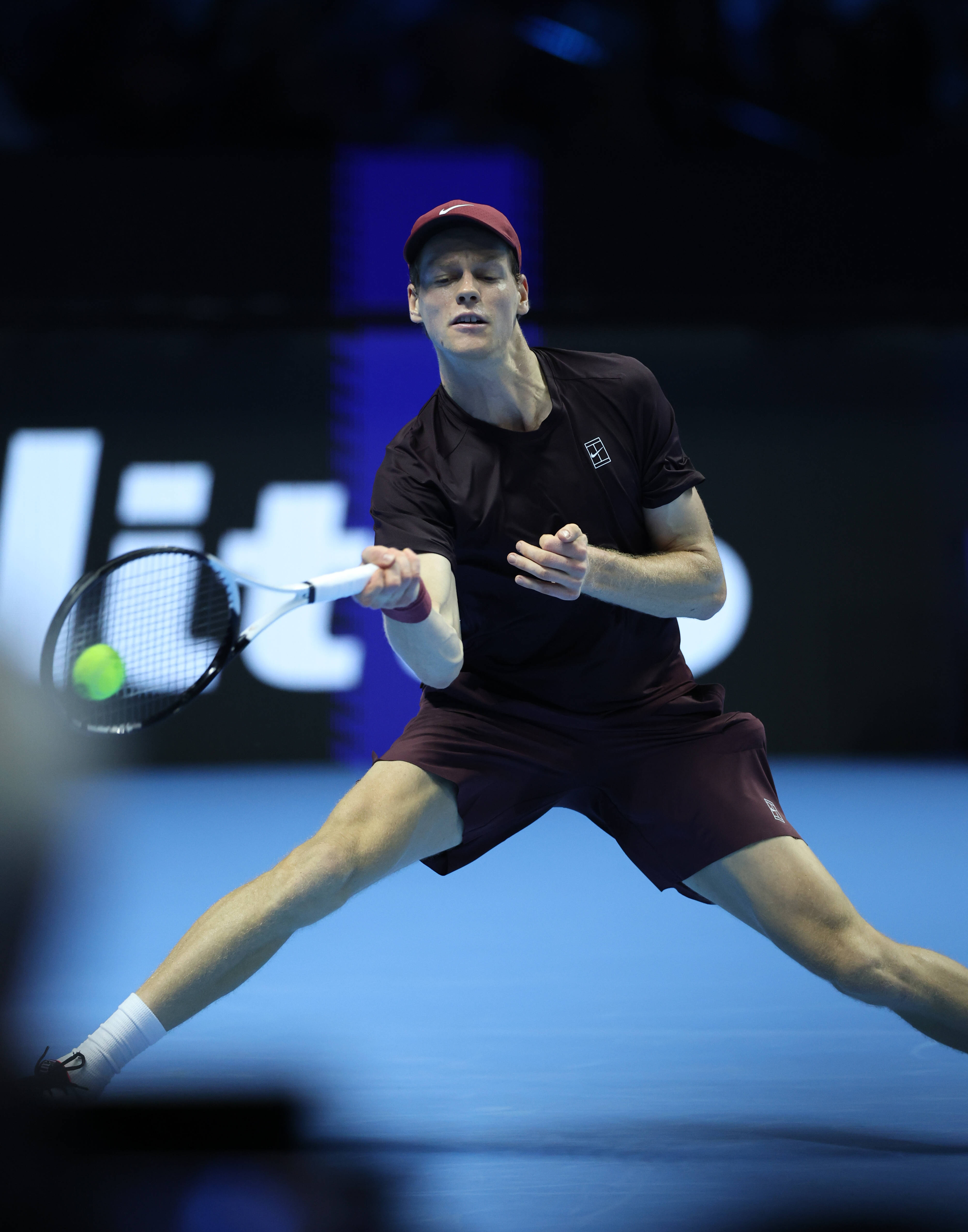 (体育)网球——ATP年終(zhōng)总决赛半决赛:辛纳胜德米纳尔