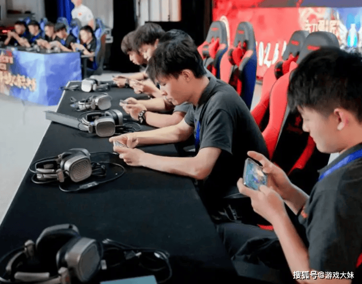 2025年中國(guó)電(diàn)竞报告公布，LOL热度(dù)持续下(xià)滑，但整(zhěng)体数据还是上陞(shēng)