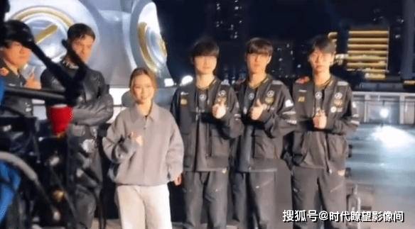 邓紫(zǐ)棋炸穿电竞圈！紧贴Faker站C位，唱(chàng)S15主(zhǔ)题曲：颠覆(fù)对LOL的认知