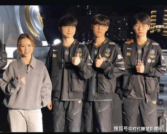 邓紫(zǐ)棋炸穿电竞圈！紧贴Faker站C位，唱(chàng)S15主(zhǔ)题曲：颠覆(fù)对LOL的认知