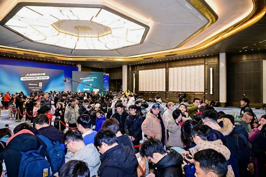 “人(rén)形大力神杯”成功挑(tiāo)战吉尼(ní)斯 海信世界杯定制展现冠军实力