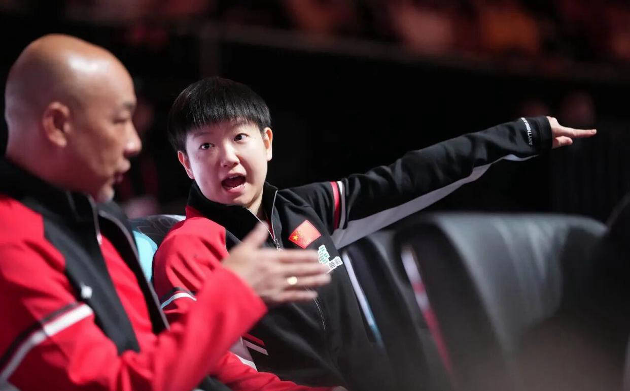 孫(sūn)颖莎萌态十足(zú)！与肖战并肩复盘比(bǐ)赛，表情丰富俘获众人心