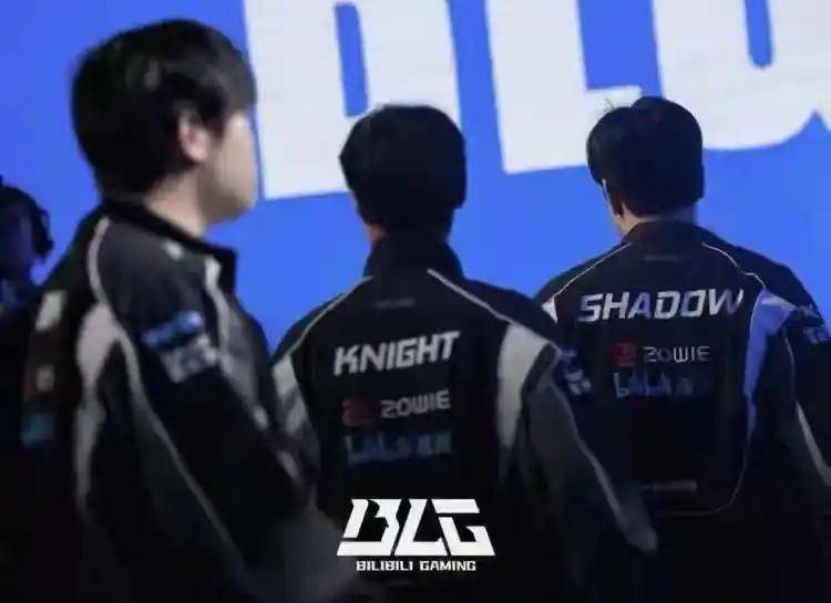 王多多偷闲直(zhí)播(bō)玩三望？到底(dǐ)是因为英雄联盟(méng)总决賽(sài)激烈，还是无聊