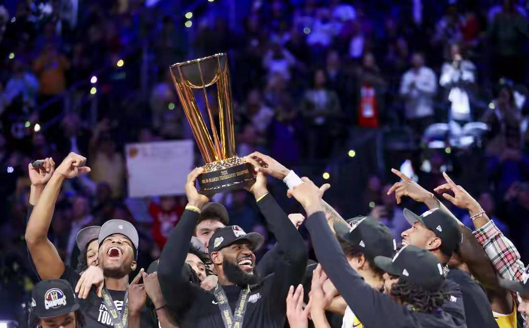 湖人官方媒体回击球迷质疑季中赛冠军，却被(bèi)詹姆斯言论打臉(liǎn)