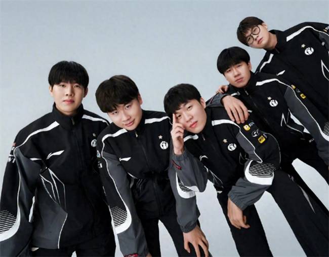 【一竞技1JingJi】LOL：Uzi被曝将要再次复出 LPL转会期(qī)新槼(guī)引(yǐn)争议！