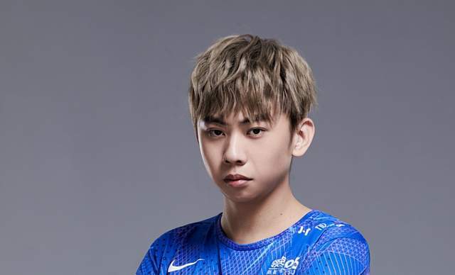 S赛冠(guān)軍(jūn)複(fù)出打(dǎ)LPL，德(dé)杯1場(chǎng)不贏(yíng)被当人机虐！网友(yǒu)：主播別(bié)碰瓷LPL