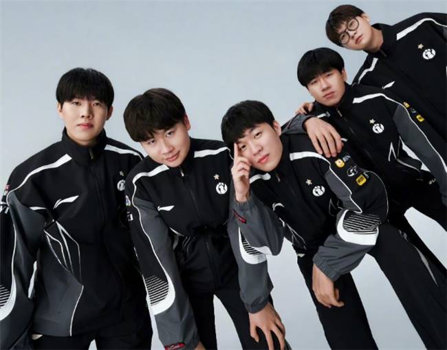 【一(yī)竞技(jì)1JingJi】LOL：LPL首支至臻(zhēn)全華(huá)班(bān)诞生 AL新教练打(dǎ)脸Tabe