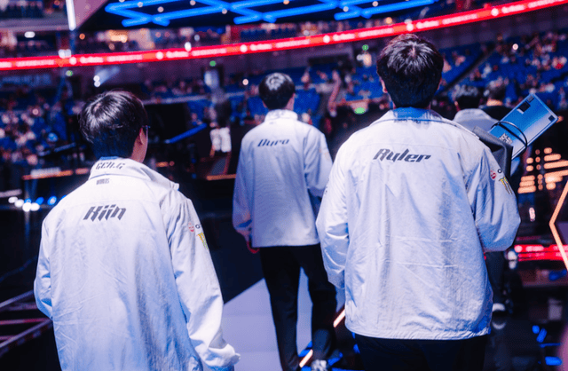 LCK内戰(zhàn)保(bǎo)送S15縂(zǒng)決(jué)賽(sài)，GEN再(zài)戰(zhàn)KT難(nán)重蹈覆辙？银河戰(zhàn)舰冲击冠军！