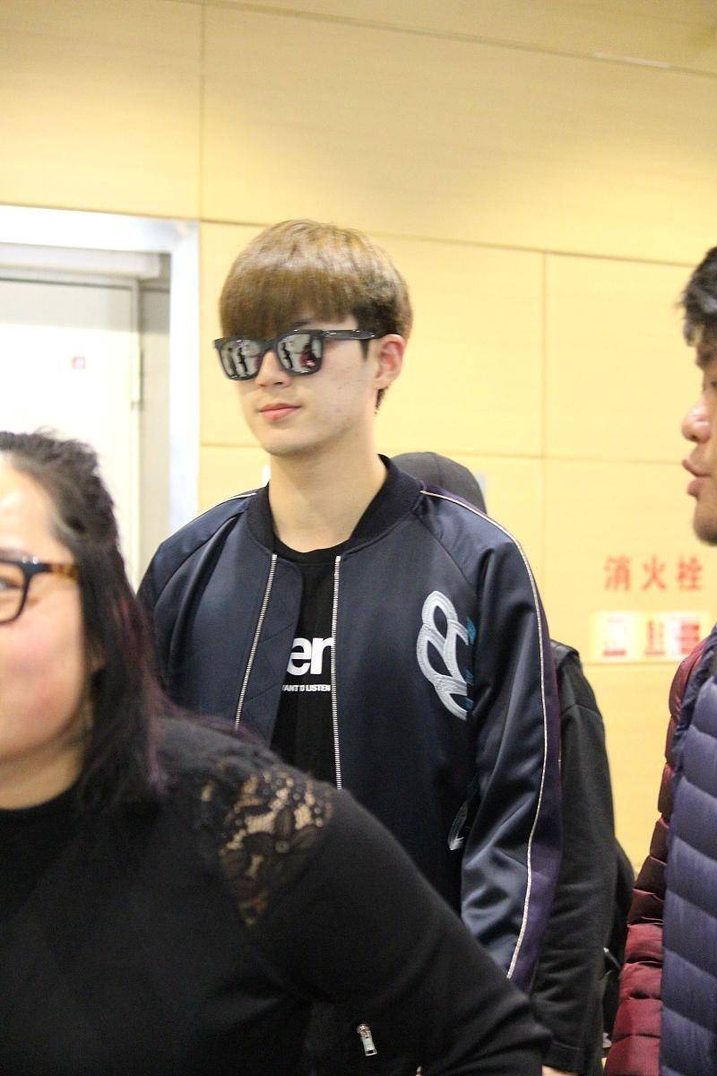 T1全球(qiú)总决赛三连冠(guān)Faker成六冠(guān)王！電(diàn)競(jìng)史(shǐ)上最(zuì)伟大(dà)王朝诞生，LCK彻底改(gǎi)写游戏规则，深度解析LCK王朝统治(zhì)力：三连冠(guān)只是开始？