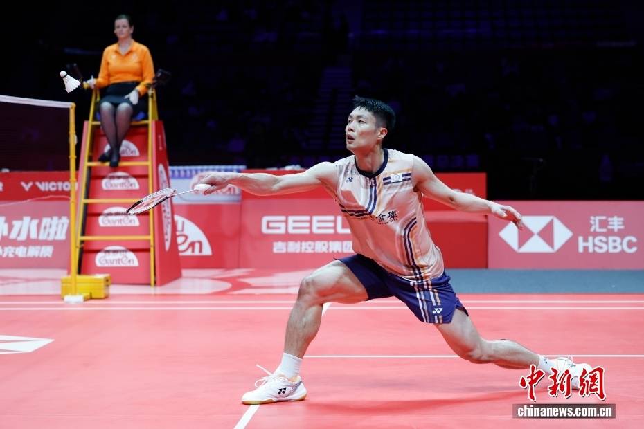 世界羽联世巡(xún)赛总决赛男单小组赛：石(shí)宇奇勝(shèng)周(zhōu)天成(chéng)